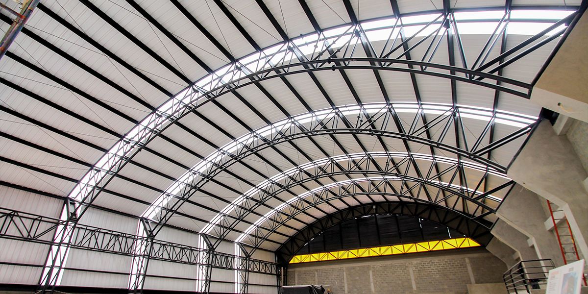 Teja termoacústica UPVC blanca Arkos Ecuador instalada en cubierta industrial