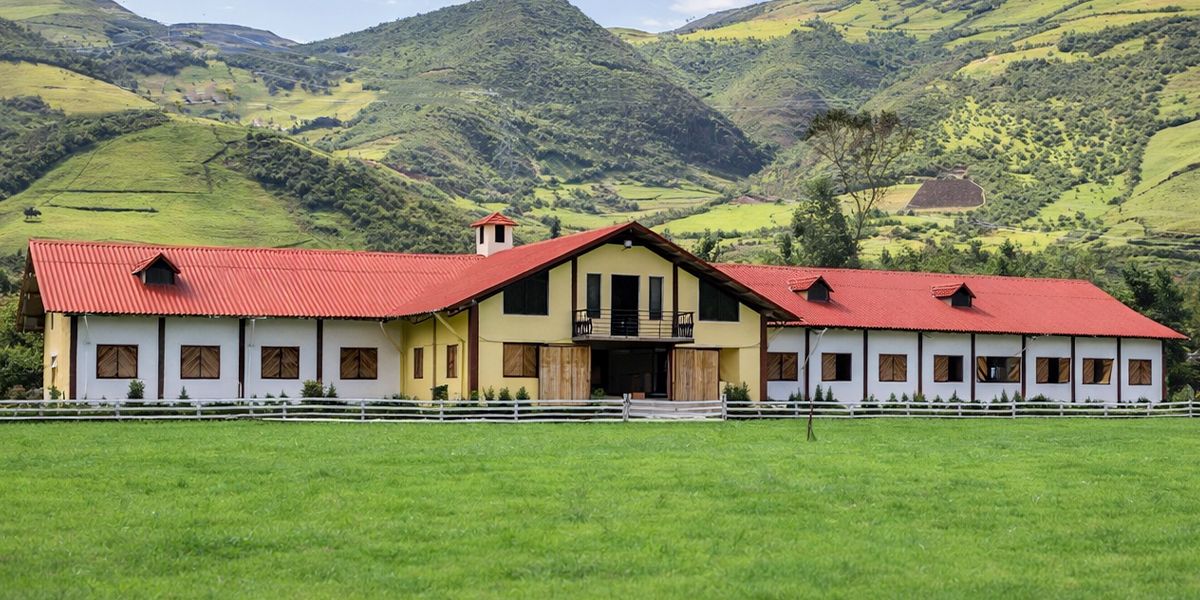 Teja termoacústica ASA Terracota Arkos Ecuador instalada en cubierta industrial