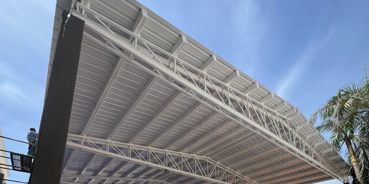 Teja termoacústica UPVC Ecoroof 36 Arkos Ecuador instalada en colegio