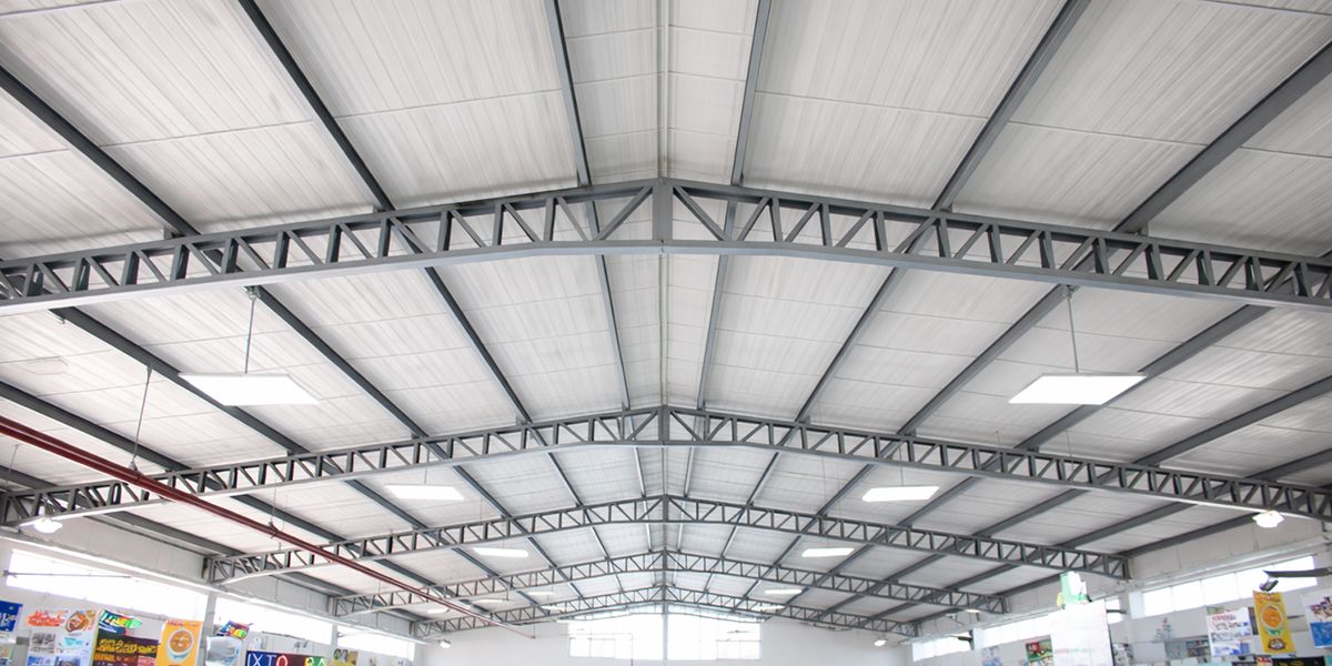 Teja termoacústica APVC T820 Arkos Ecuador instalada en cubierta mercado